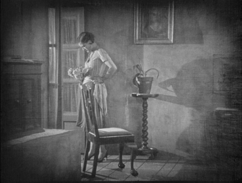 知られぬ人の画像