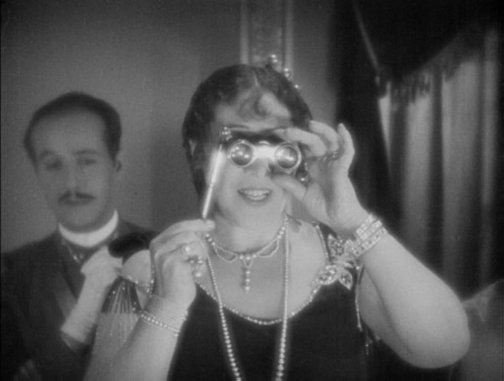 知られぬ人の画像