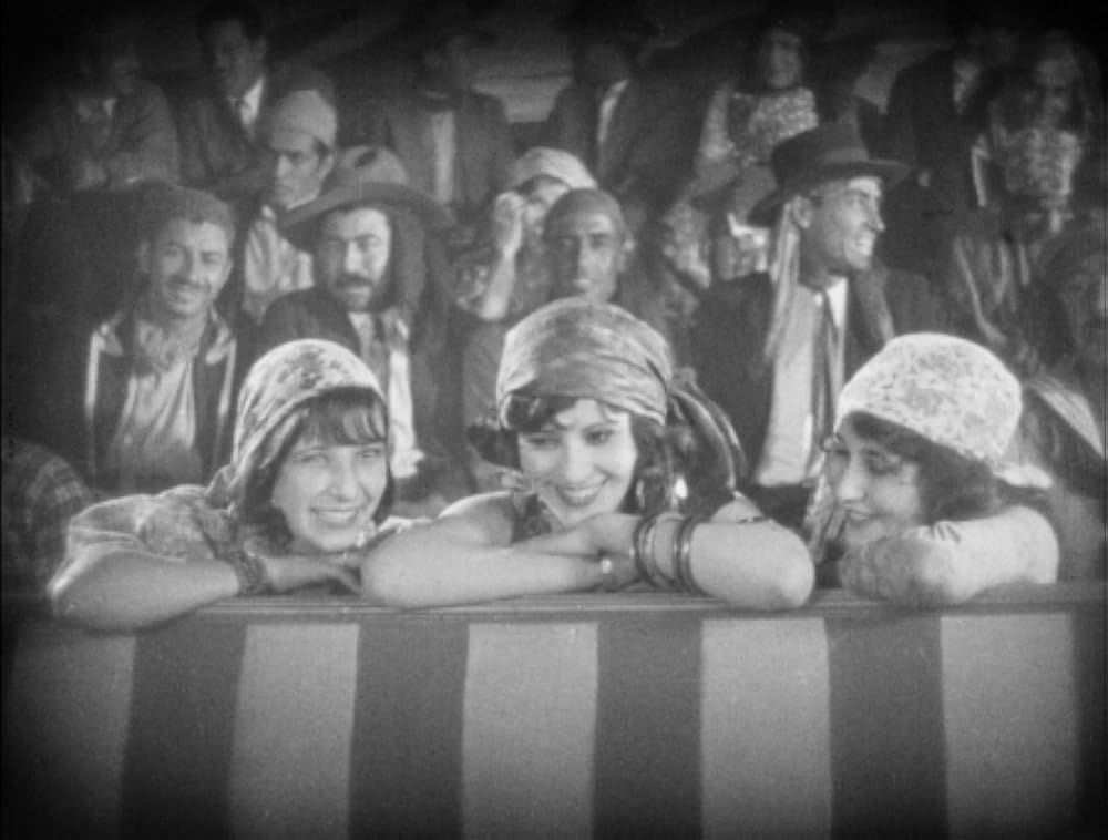 知られぬ人の画像