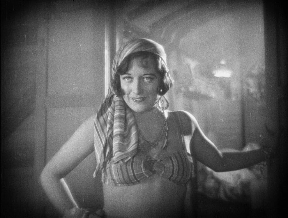 知られぬ人の画像