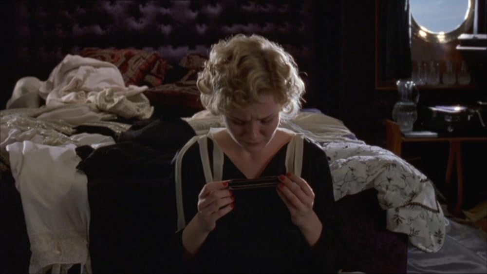 「ブロンドと柩の謎」キルステン・ダンストの画像