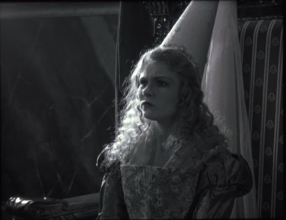 「ブロンドと柩の謎」キルステン・ダンストの画像