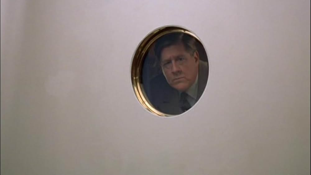 ブロンドと柩の謎の画像