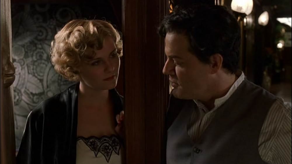 ブロンドと柩の謎の画像