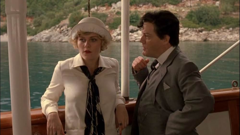 ブロンドと柩の謎の画像