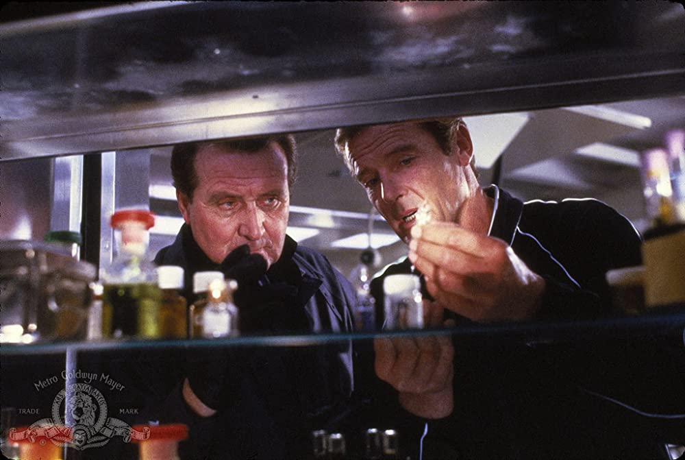 「007／美しき獲物たち」ロジャー・ムーア & パトリック・マクニーの画像