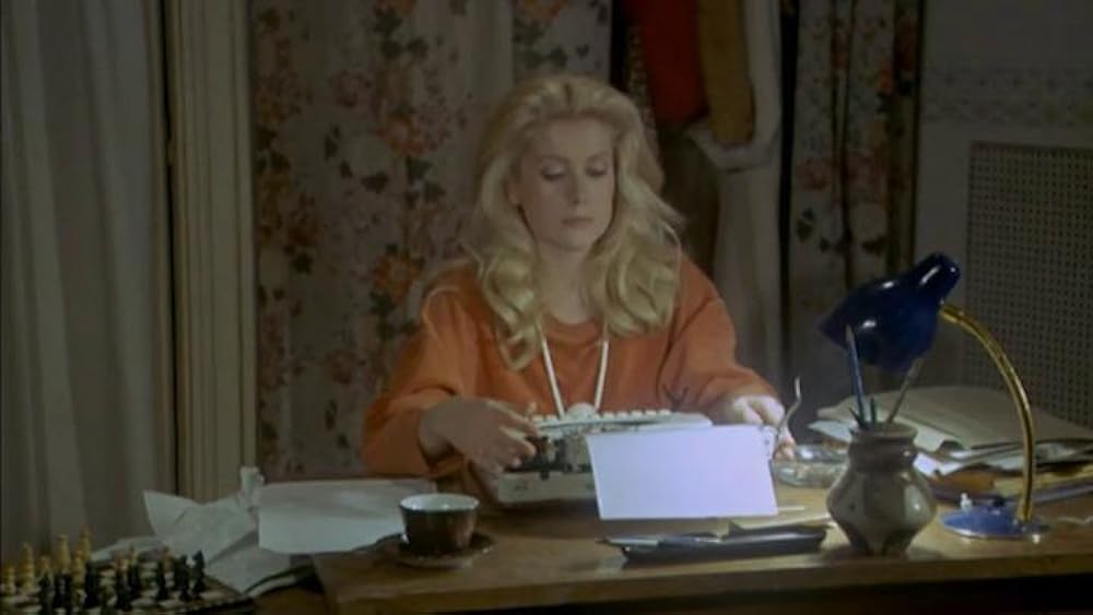 赤いブーツの女の画像