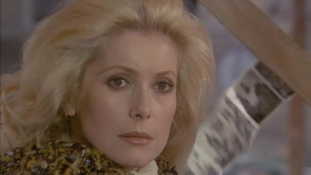 赤いブーツの女の画像