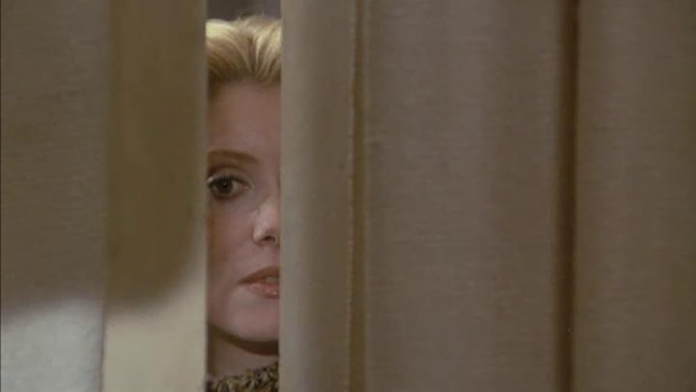 赤いブーツの女の画像