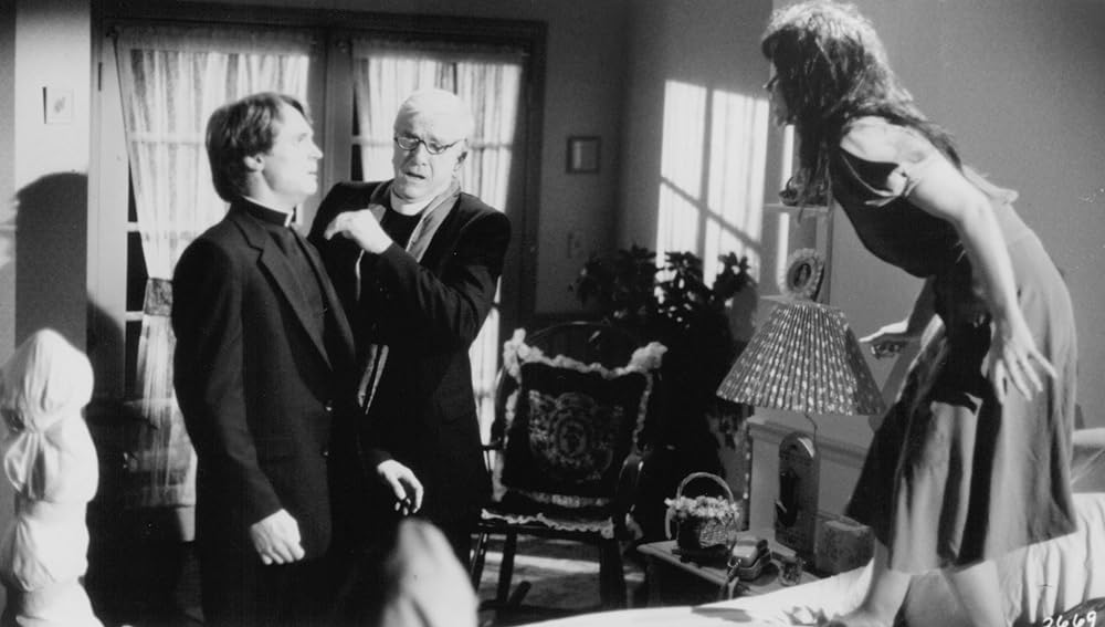 裸の十字架を持つ男／エクソシストフォーエバーの画像