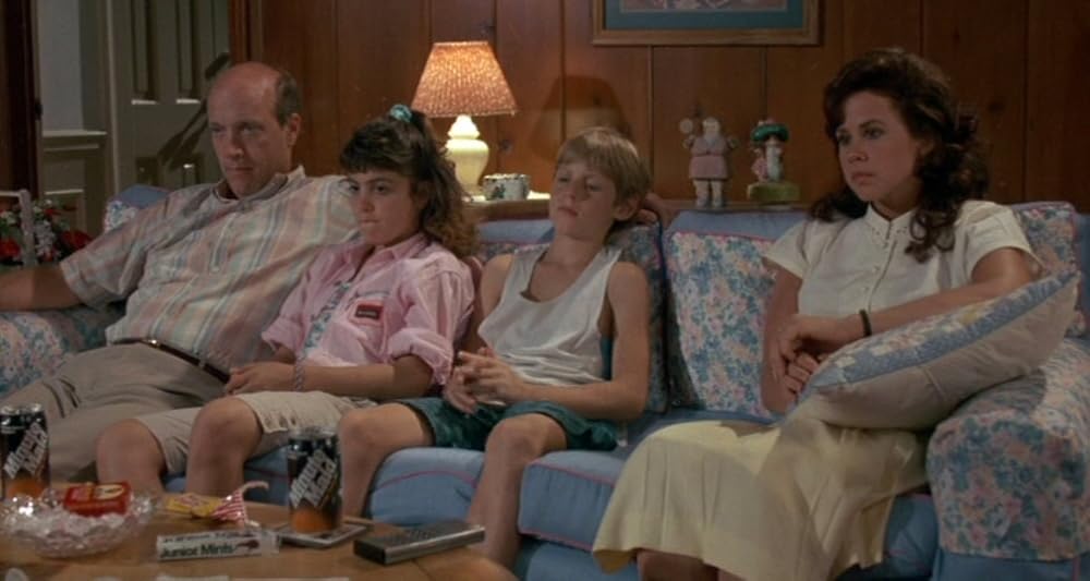 裸の十字架を持つ男／エクソシストフォーエバーの画像