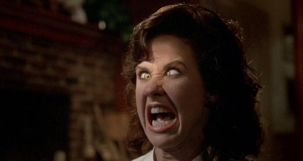 裸の十字架を持つ男／エクソシストフォーエバーの画像