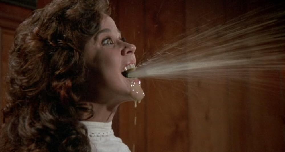 裸の十字架を持つ男／エクソシストフォーエバーの画像