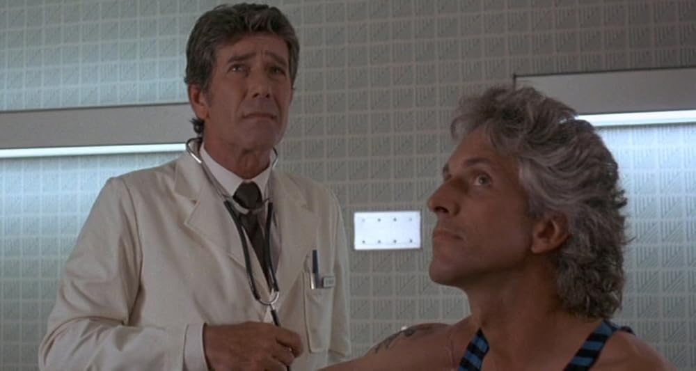 裸の十字架を持つ男／エクソシストフォーエバーの画像