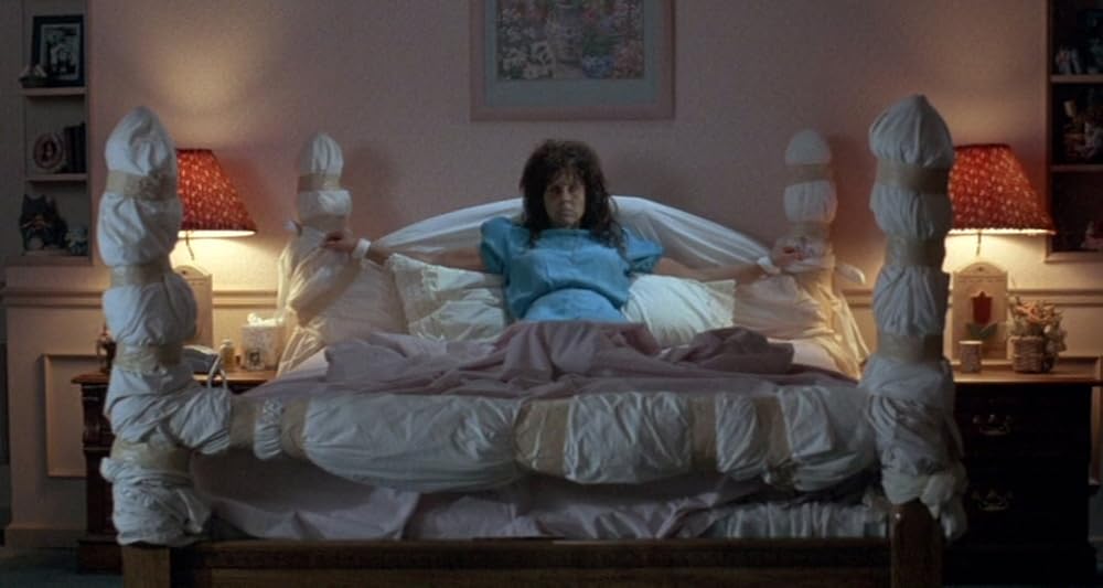 裸の十字架を持つ男／エクソシストフォーエバーの画像