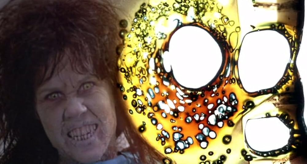 裸の十字架を持つ男／エクソシストフォーエバーの画像