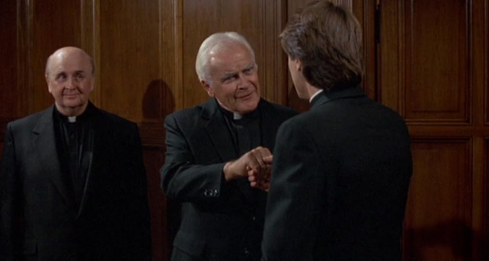 裸の十字架を持つ男／エクソシストフォーエバーの画像