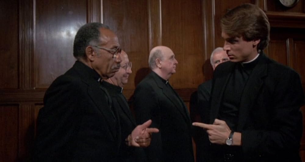 裸の十字架を持つ男／エクソシストフォーエバーの画像