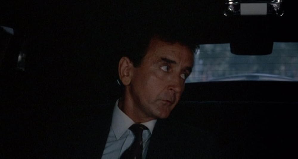 裸の十字架を持つ男／エクソシストフォーエバーの画像