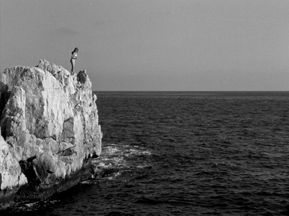 ビキニの裸女の画像