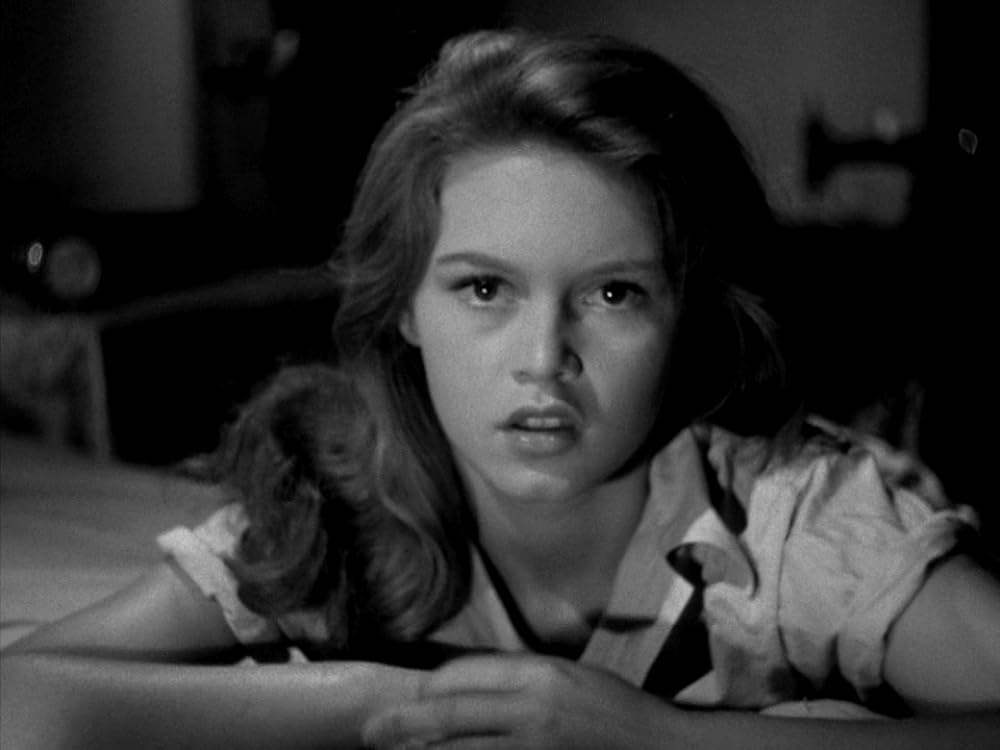 ビキニの裸女の画像