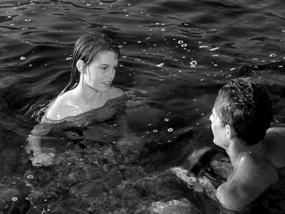 ビキニの裸女の画像