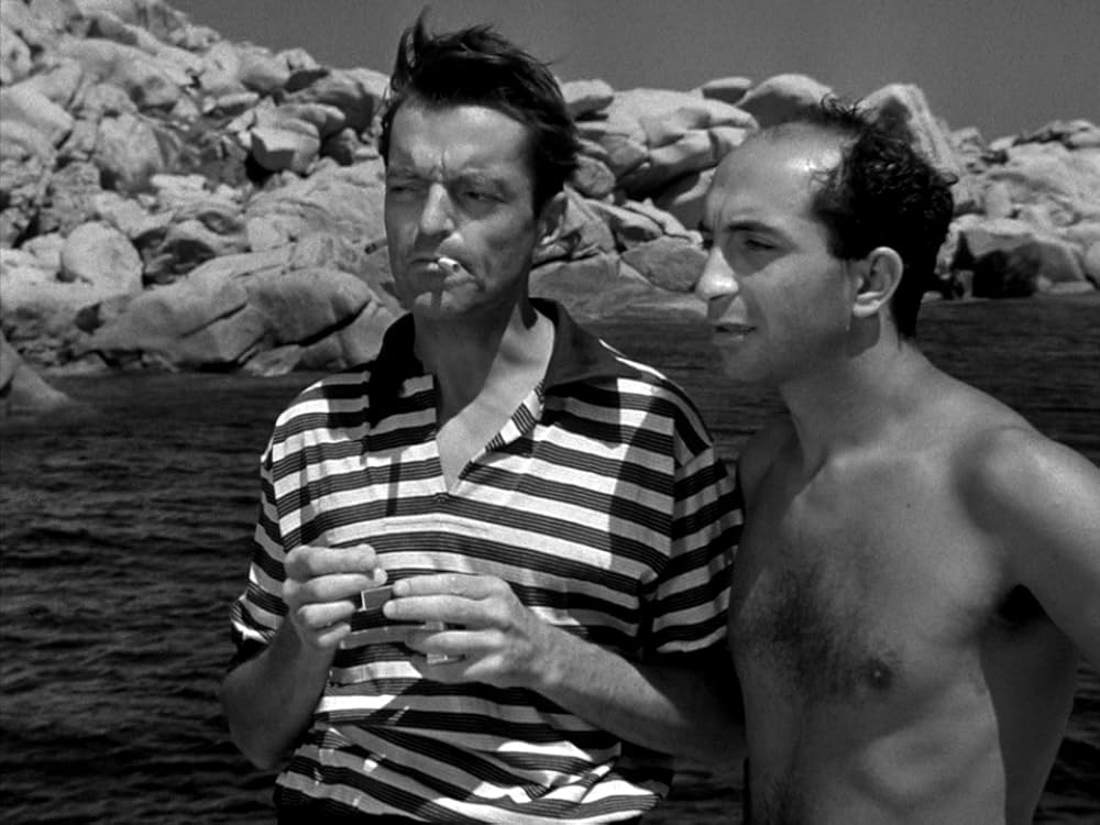 ビキニの裸女の画像