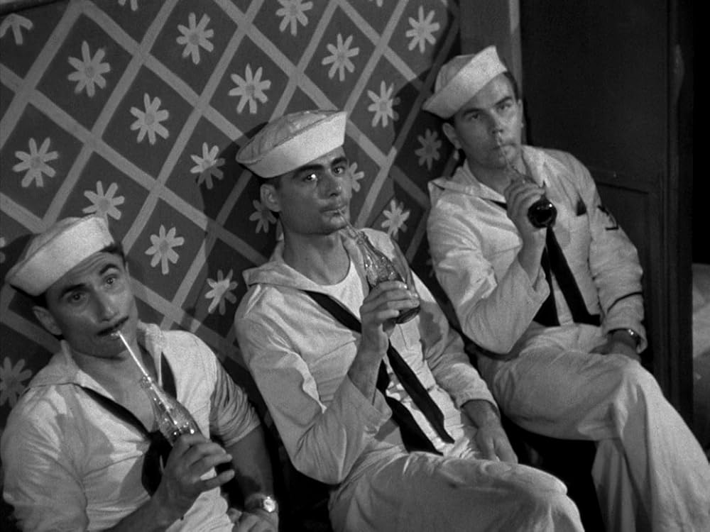 ビキニの裸女の画像