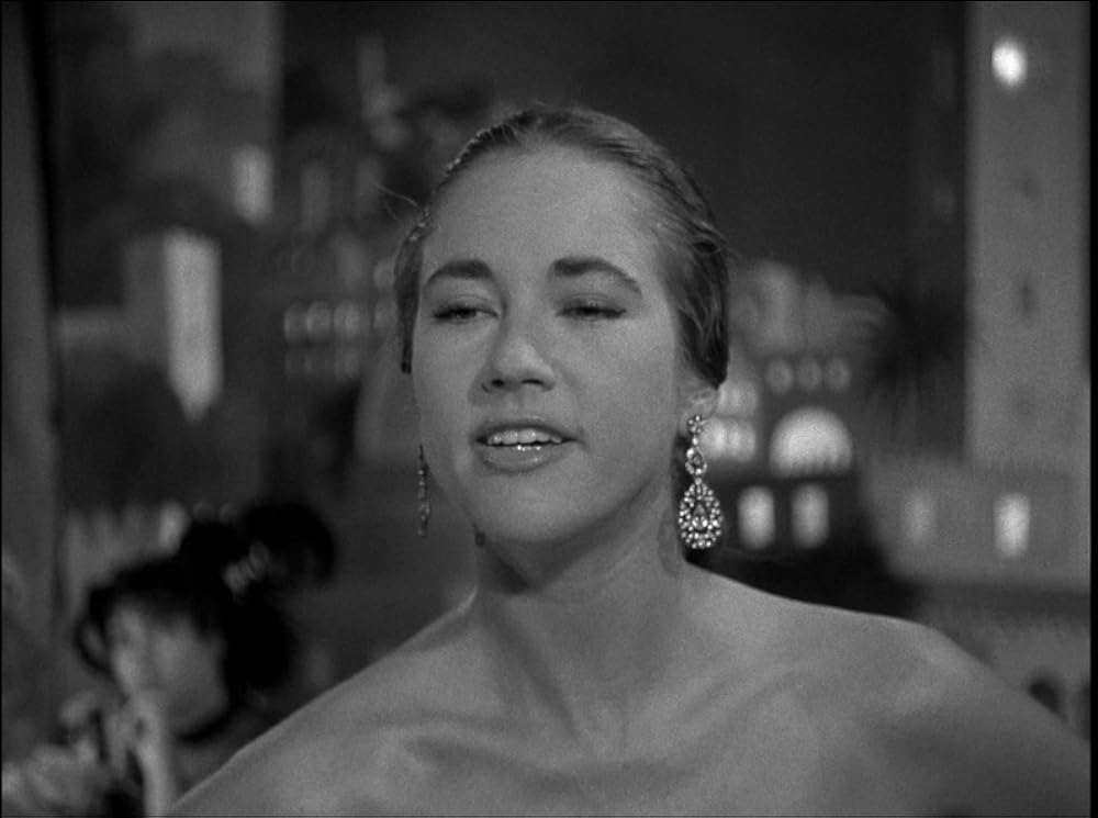 ビキニの裸女の画像