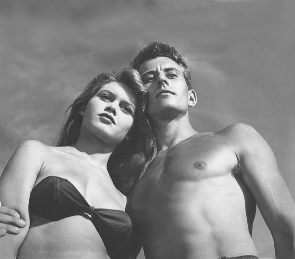 ビキニの裸女の画像