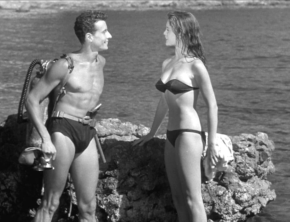 ビキニの裸女の画像