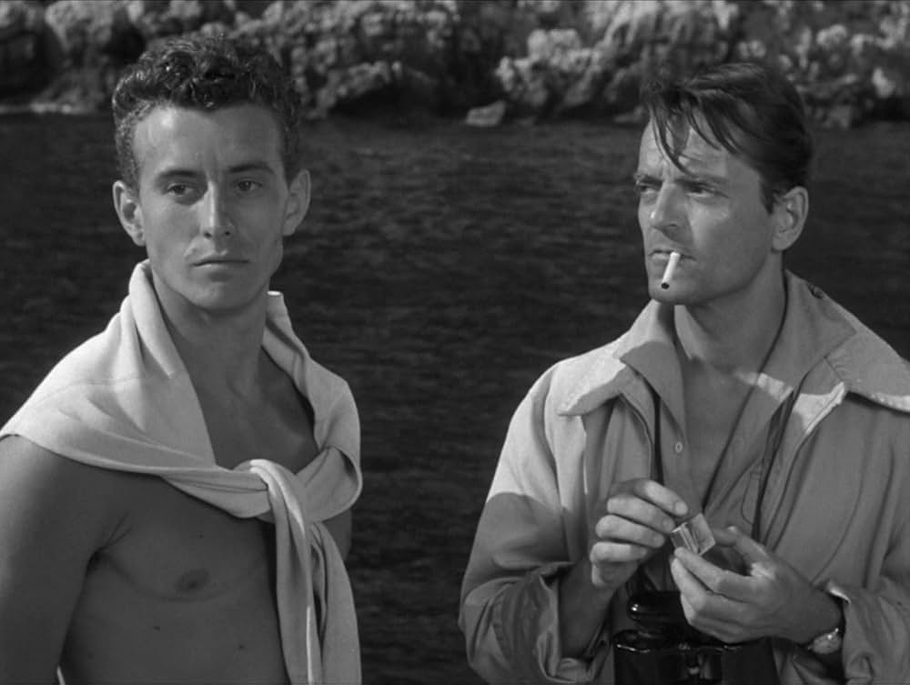 ビキニの裸女の画像