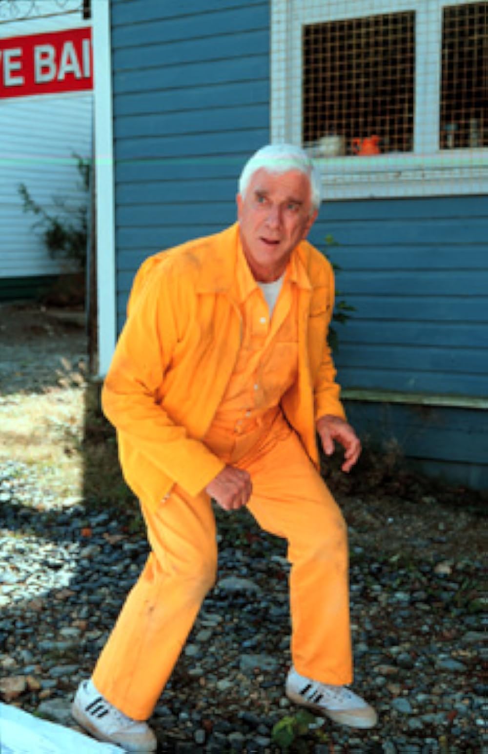 裸の銃（ガン）を持つ逃亡者の画像