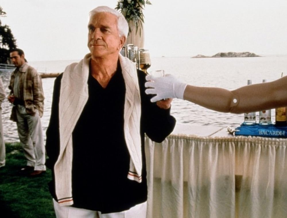 裸の銃（ガン）を持つ逃亡者の画像