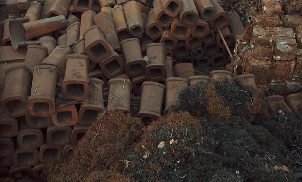 つながれたヒバリの画像