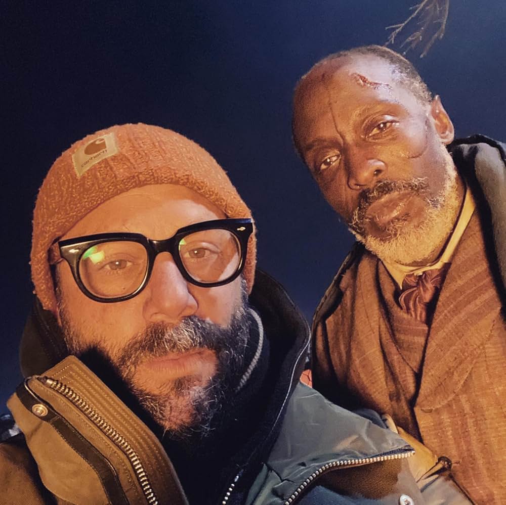 サラウンデッドの画像