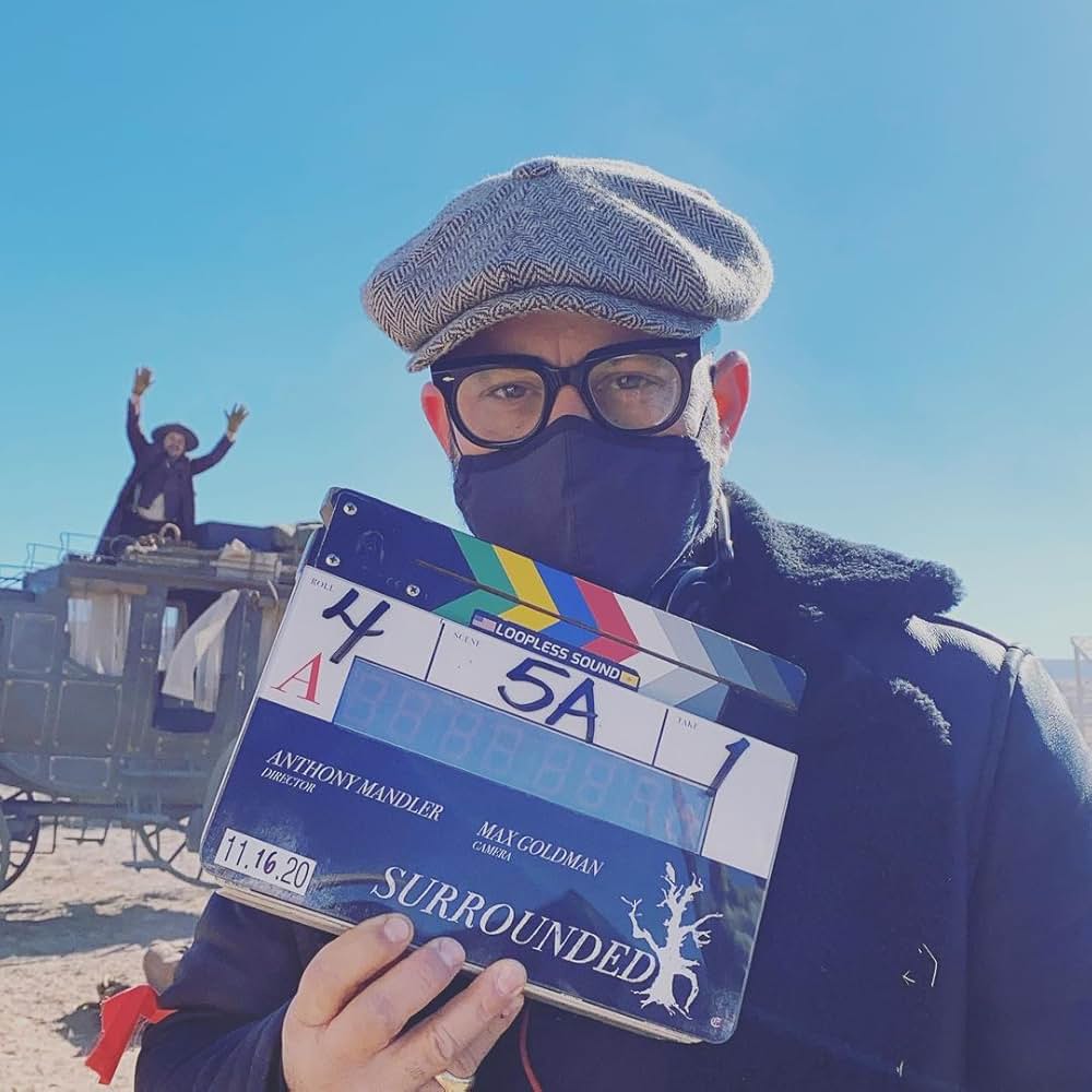 サラウンデッドの画像