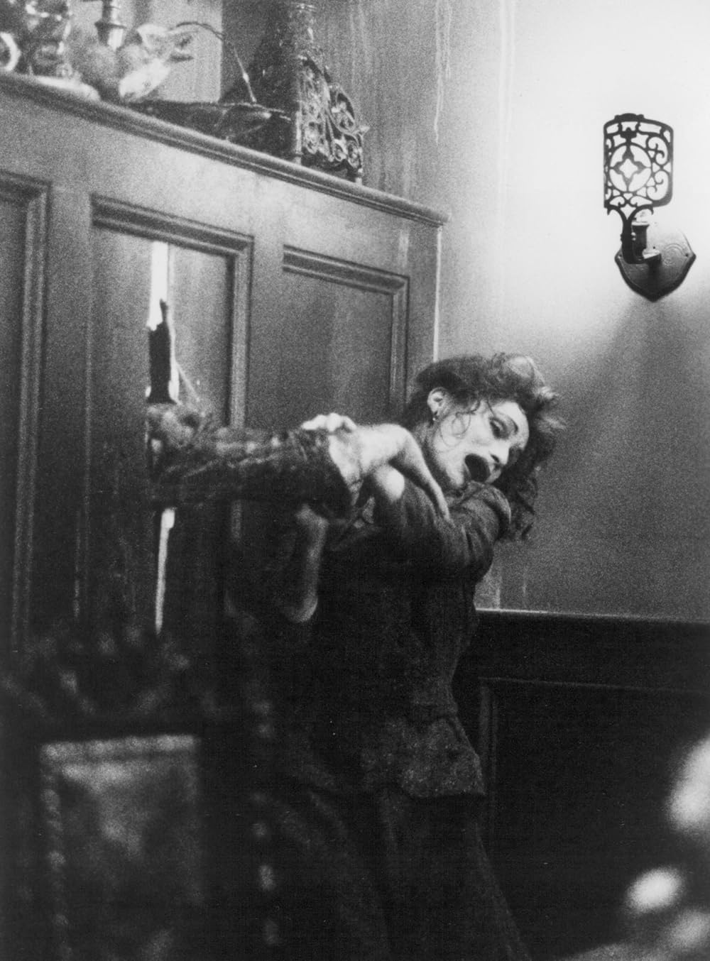 壁の中に誰かがいるの画像