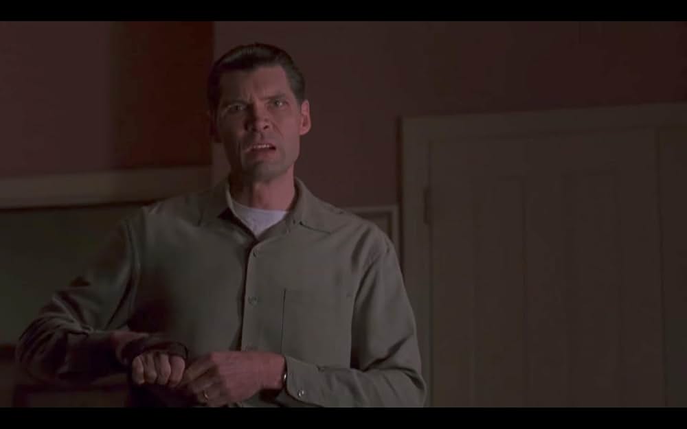 壁の中に誰かがいるの画像