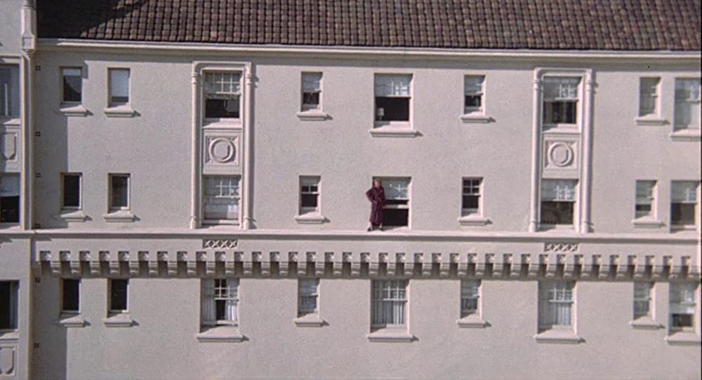 ウーマン・イン・レッドの画像