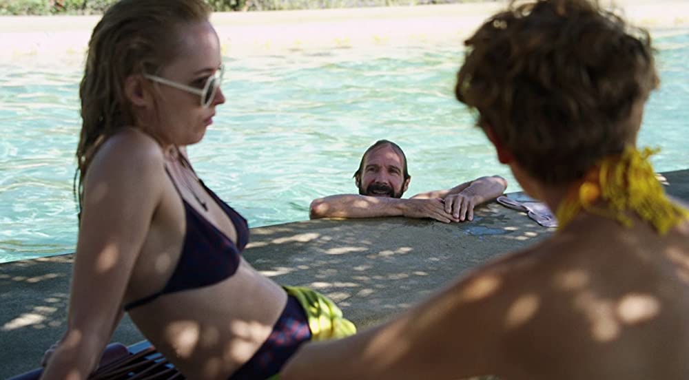 「胸騒ぎのシチリア」レイフ・ファインズ & ダコタ・ジョンソンの画像