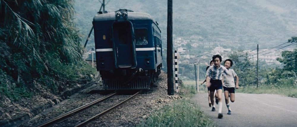 川の流れに草は青々の画像