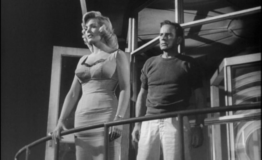 空飛ぶ生首の画像