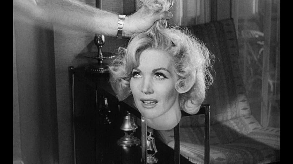 空飛ぶ生首の画像