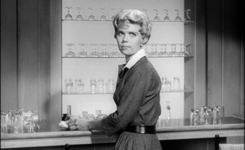 空飛ぶ生首の画像