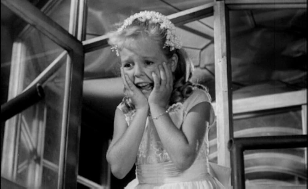 空飛ぶ生首の画像