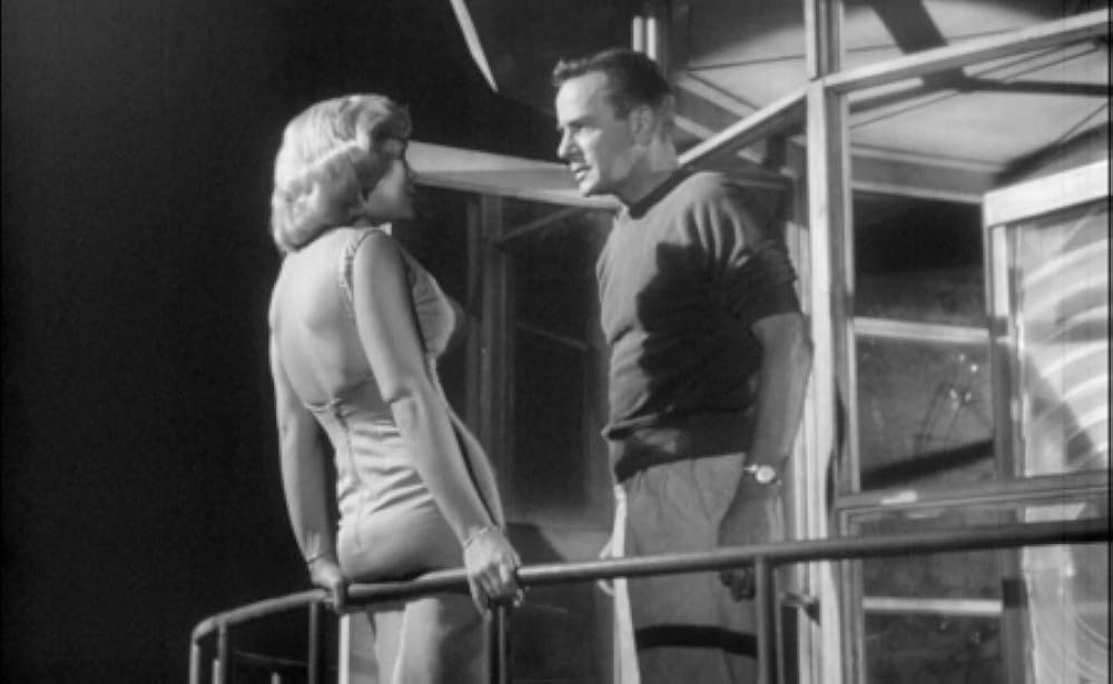 空飛ぶ生首の画像