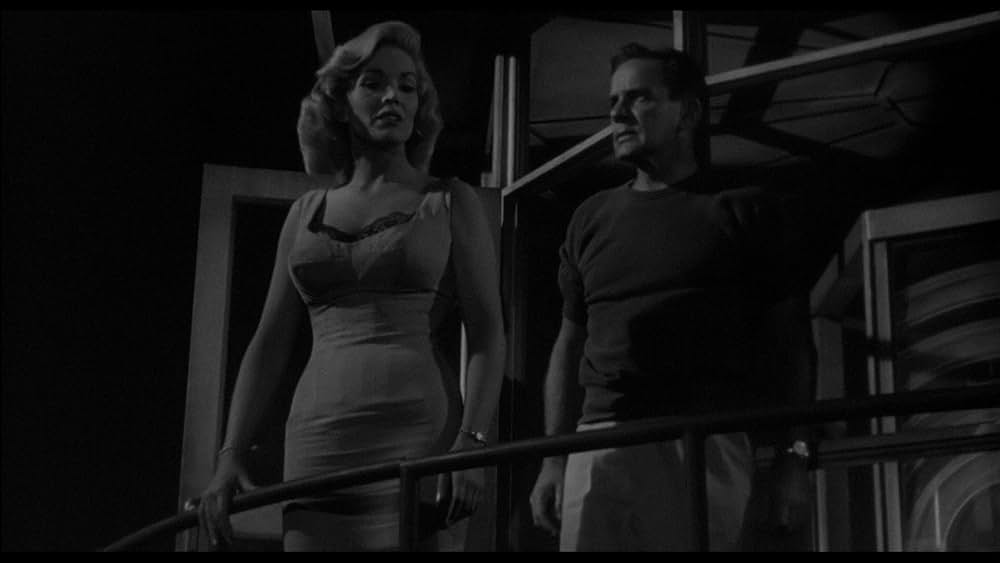 空飛ぶ生首の画像