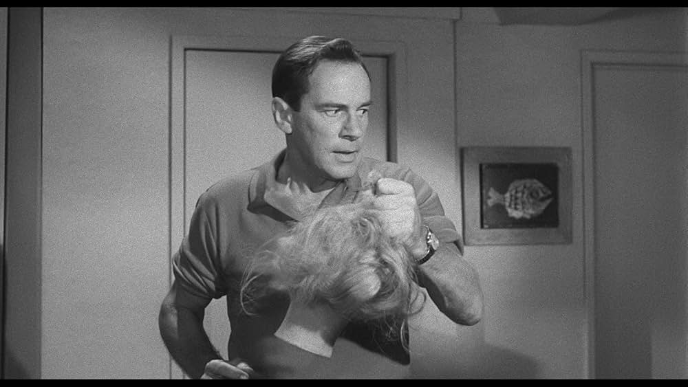 空飛ぶ生首の画像