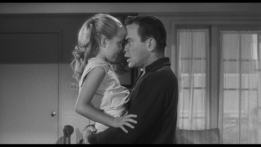 空飛ぶ生首の画像